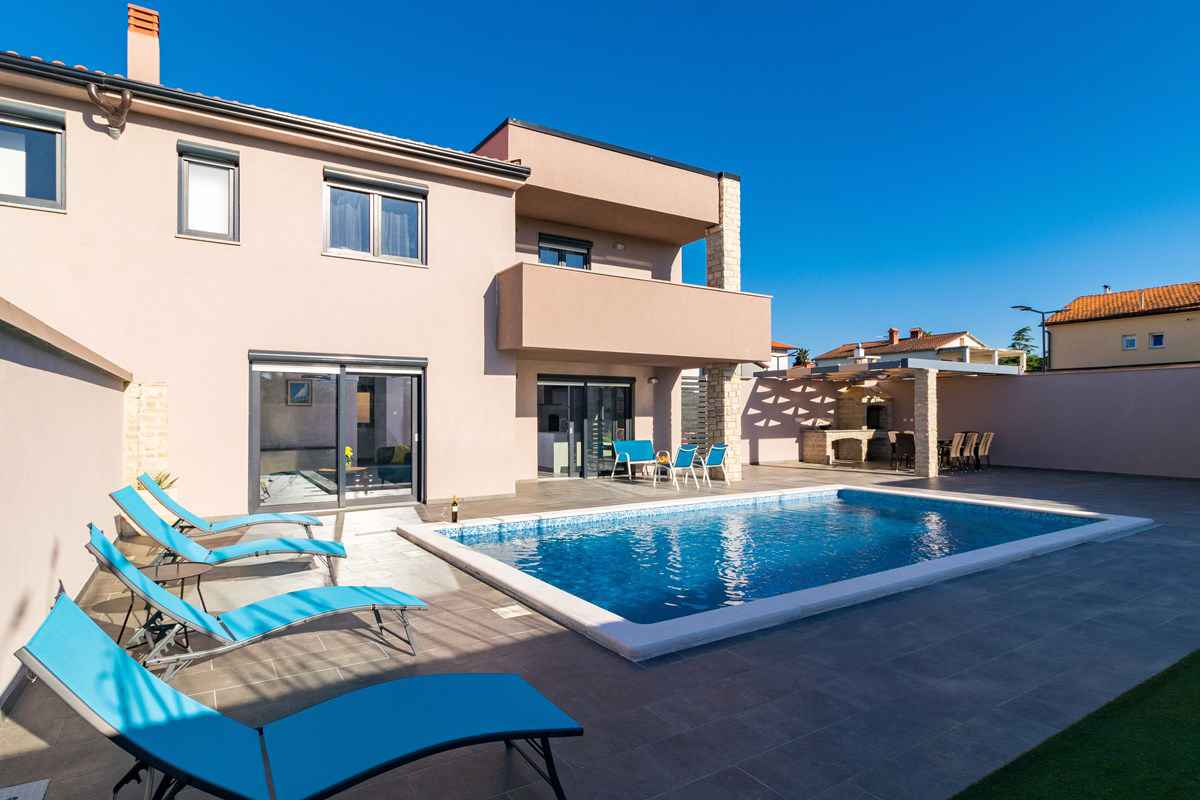 Villa mit Swimmingpool und Sonnenterrasse  in Istrien
