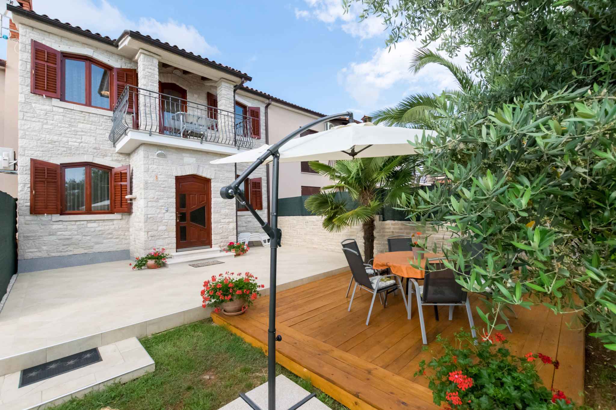 Ferienhaus mit Pool modern eingerichtet