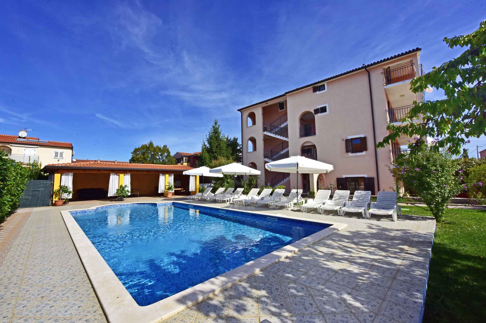 Ferienwohnung mit Pool und Balkon   Novigrad