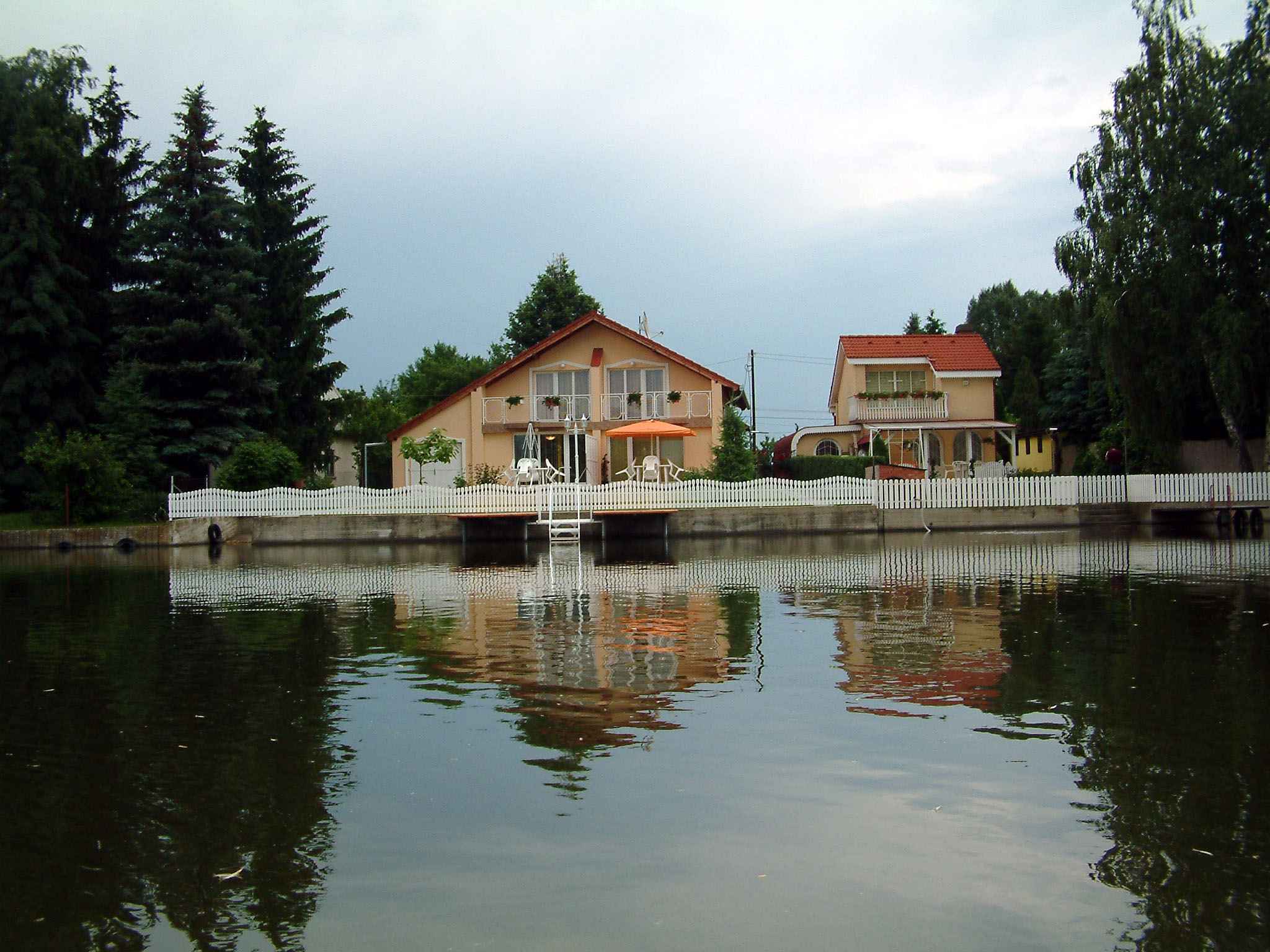 Ferienhaus direkt am Fluss mit Pool   TheiÃ-see