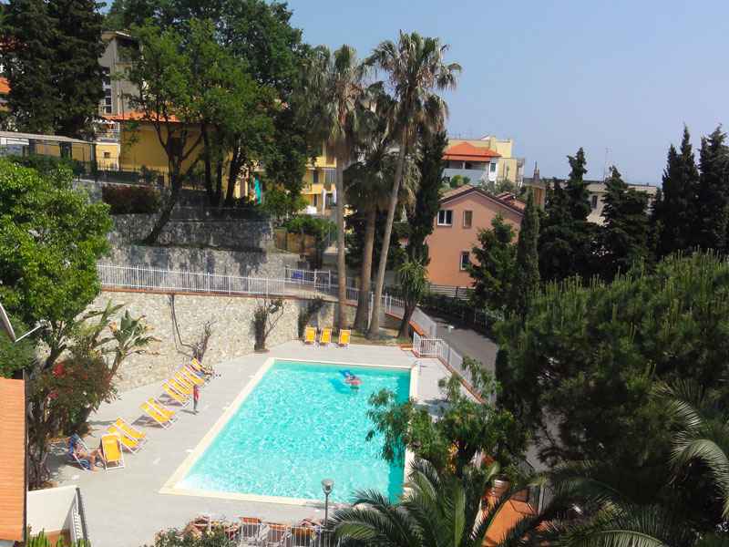 FerienWohnung mit Balkon und Pool   Pietra Ligure