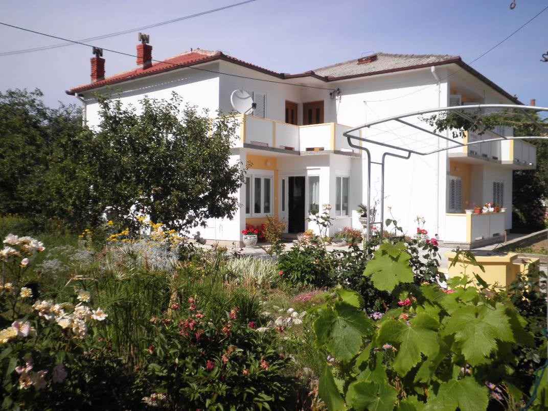Ferienwohnung mit Terrasse und Klimaanlage   Palit