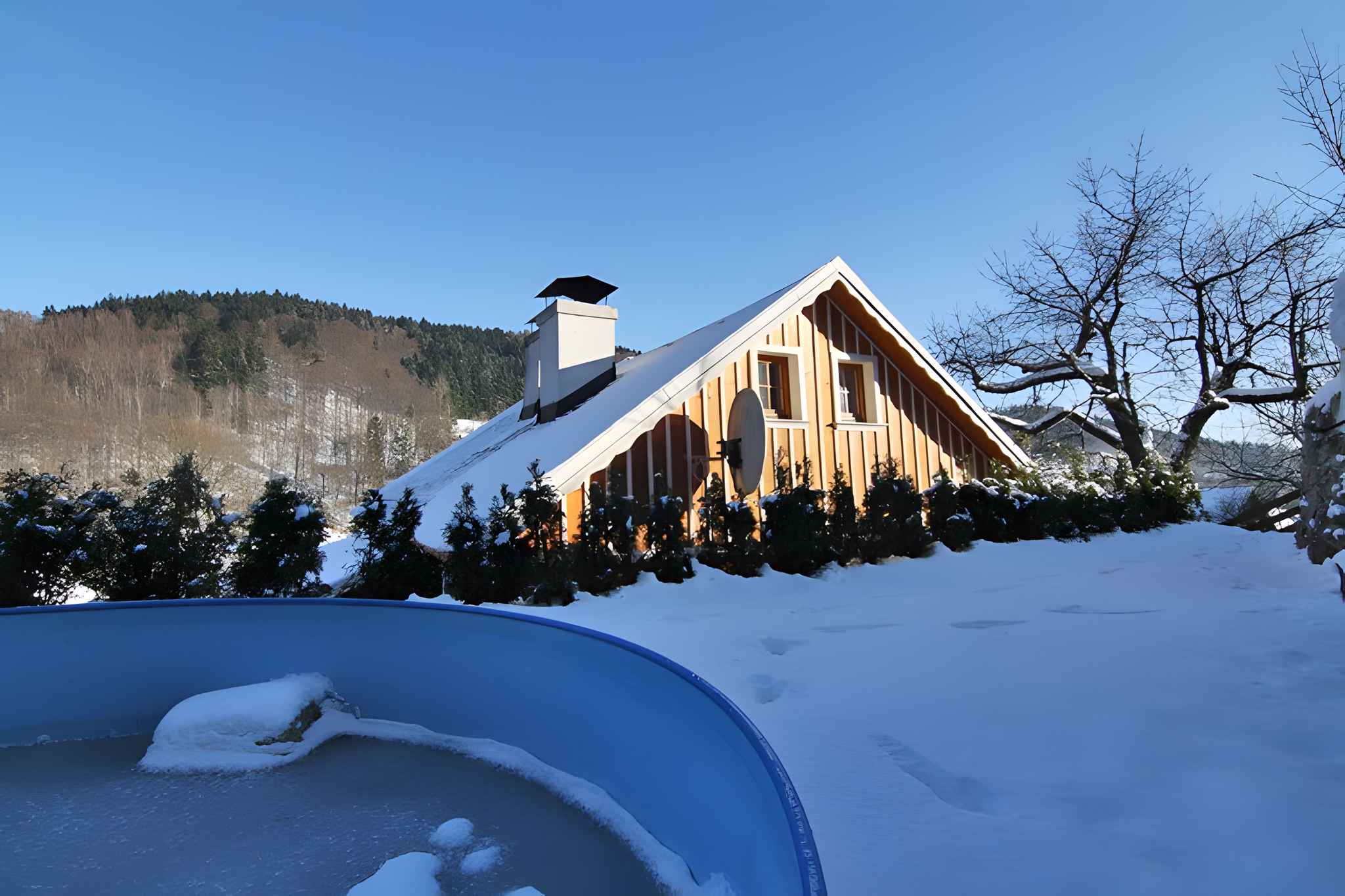 Ferienhaus mit Sauna und Außenpool  