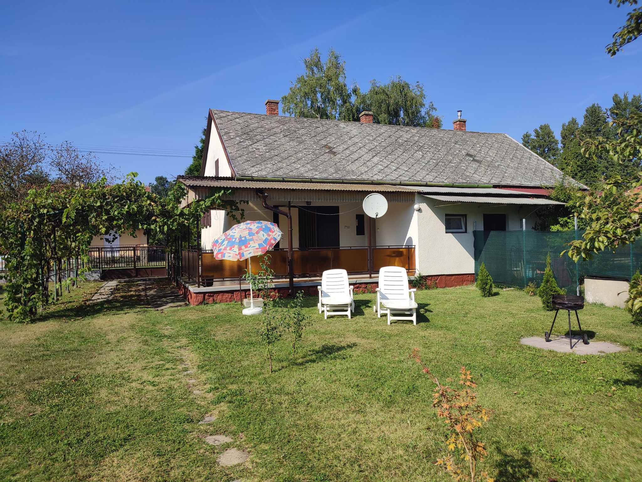 Ferienhaus mit Gartenmöbeln in der Nähe    Balatonfenyves