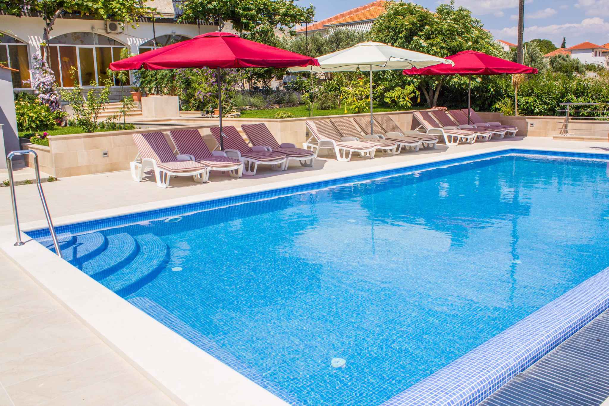 Ferienwohnung mit Pool und 80 m zum Strand  in Dalmatien