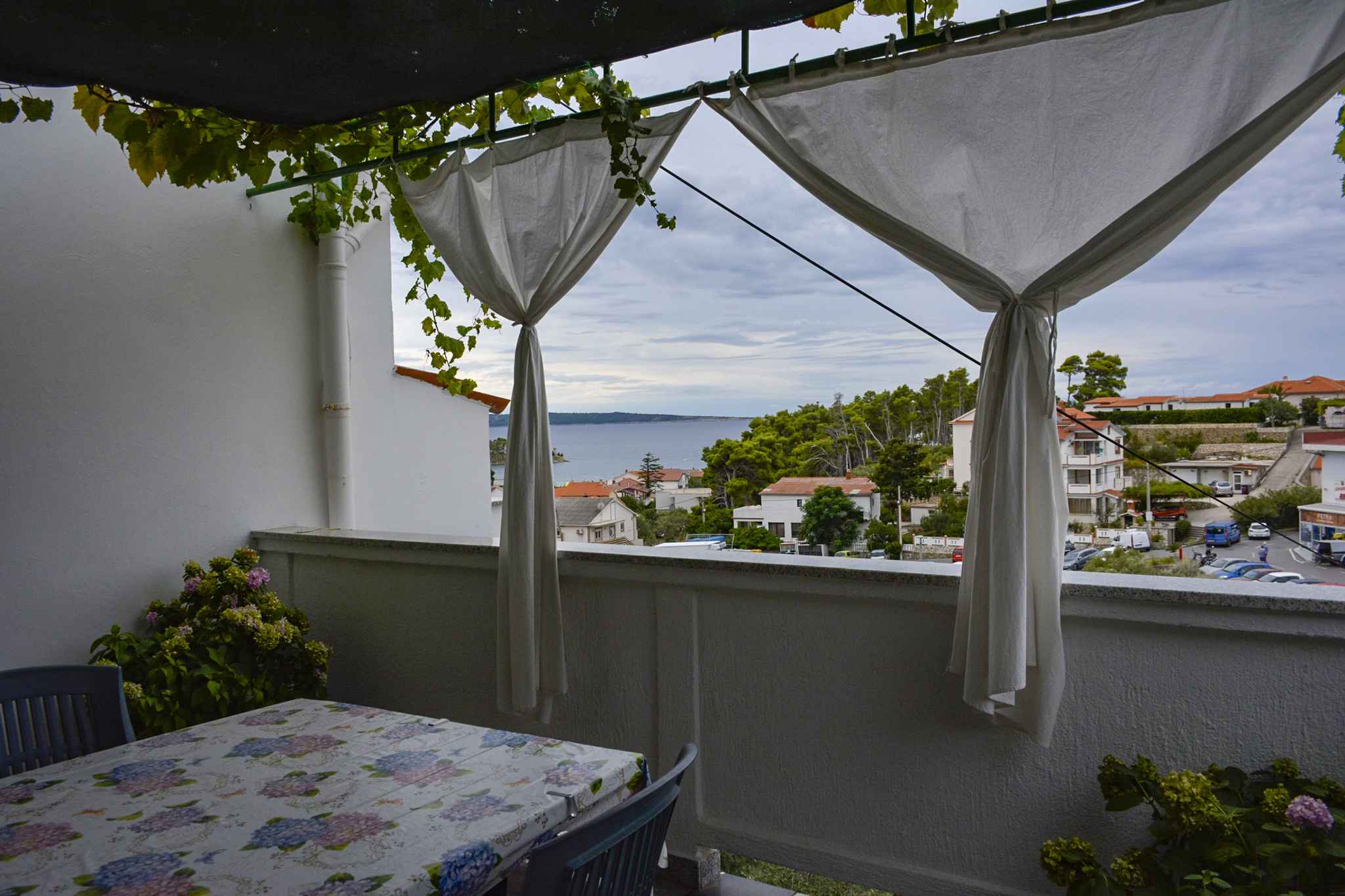 Ferienwohnung mit Terrasse und Ausblick auf das Me   kroatische Inseln