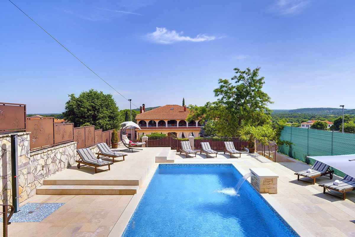 Villa mit Swimmingpool Ferienhaus 