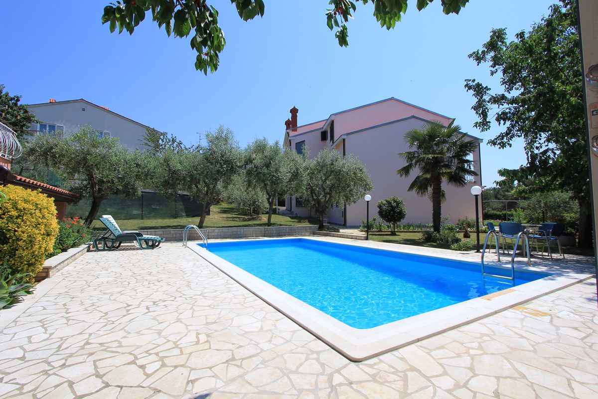 Ferienwohnung mit Pool und Sonnenliegen  in Istrien