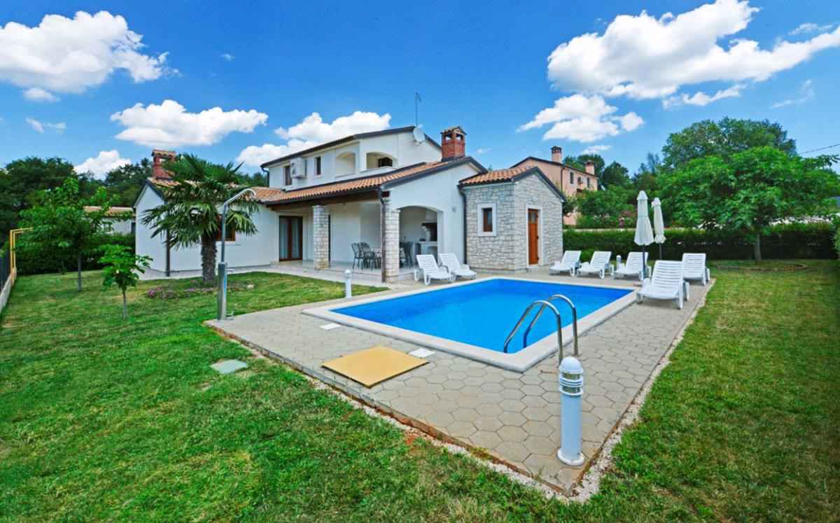 Villa mit privatem Swimmingpool und Außendus Ferienhaus in Kroatien