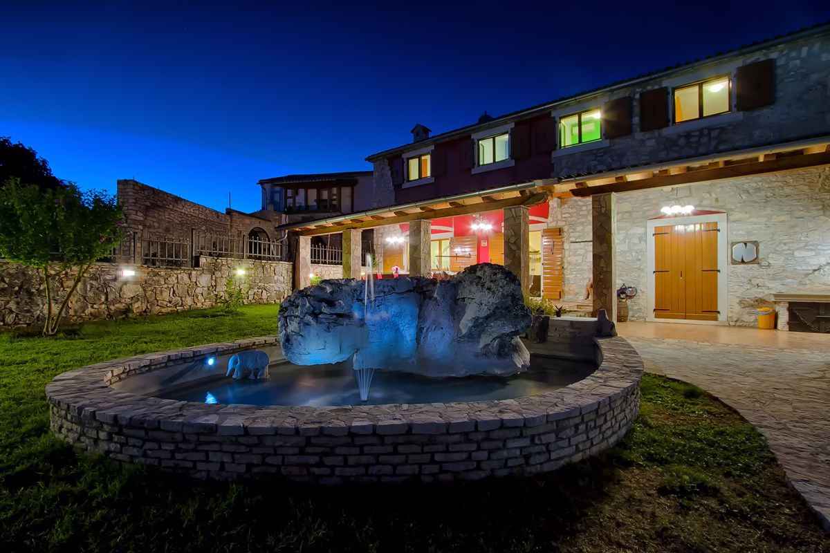 Villa mit Swimmingpool, Sauna und Innenpool Ferienhaus in Kroatien