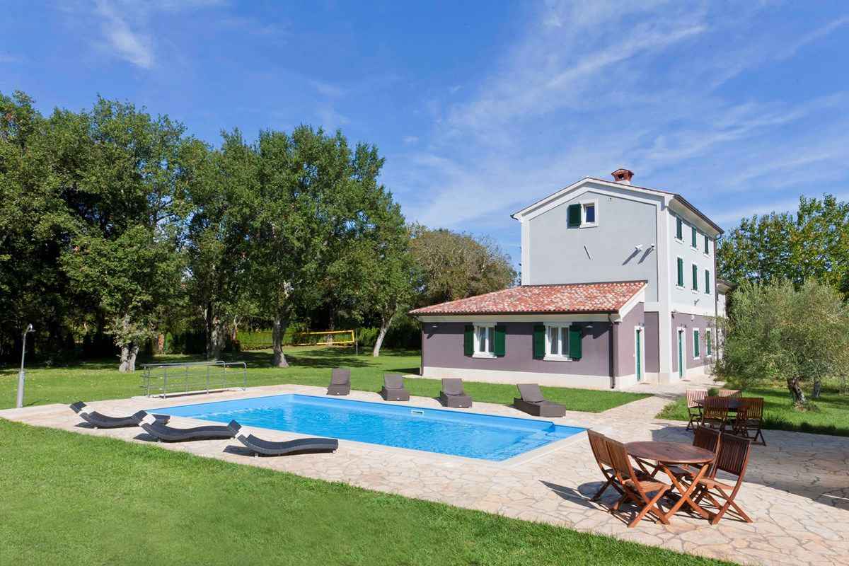 Villa mit Pool und großem Garten Ferienhaus in Istrien