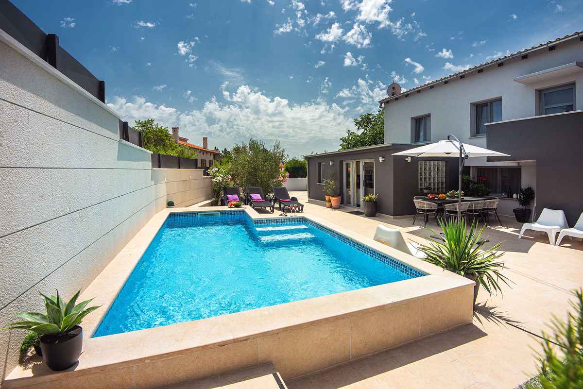 Villa mit Pool und mediterraner Sonnenterrasse   Liznjan