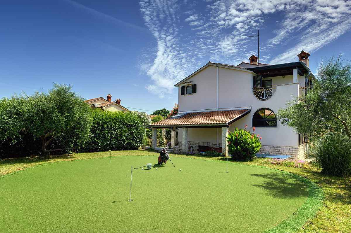 Villa mit Pool und Golf Putting Green Ferienhaus in Istrien