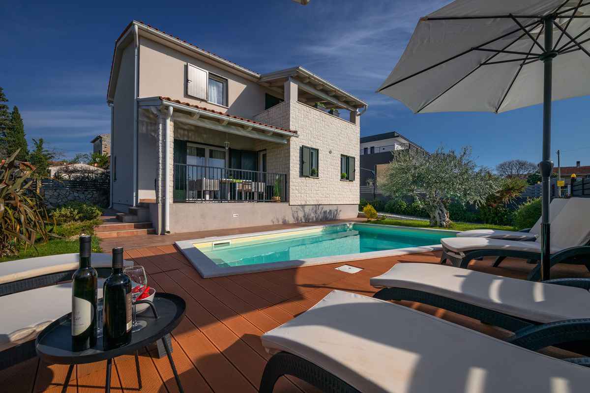 Villa mit Pool und schönem Garten Ferienhaus in Kroatien