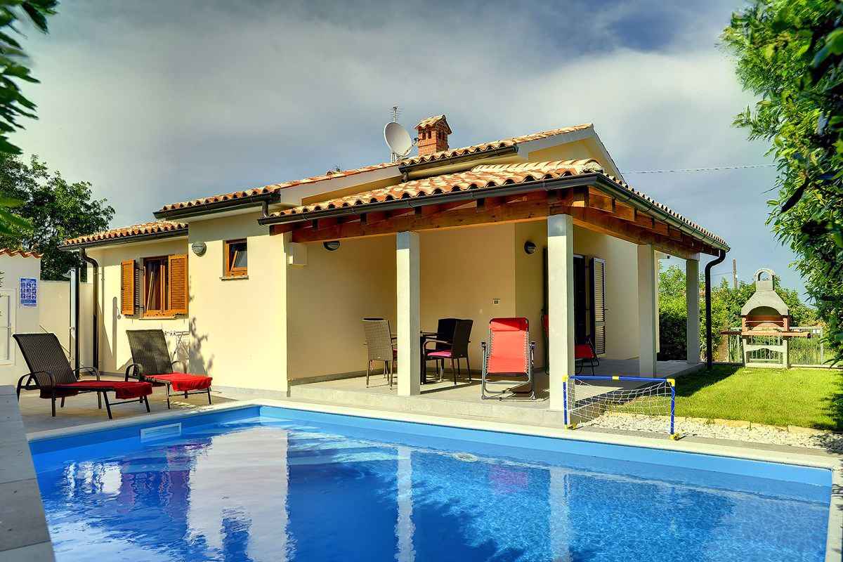 Villa mit Swimmingpool und Grill Ferienhaus  Liznjan