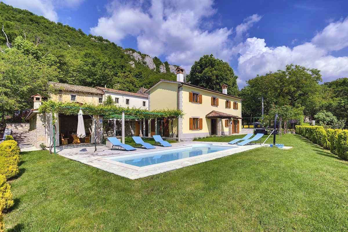 Villa mit Pool und Panoramablick Ferienhaus in Kroatien