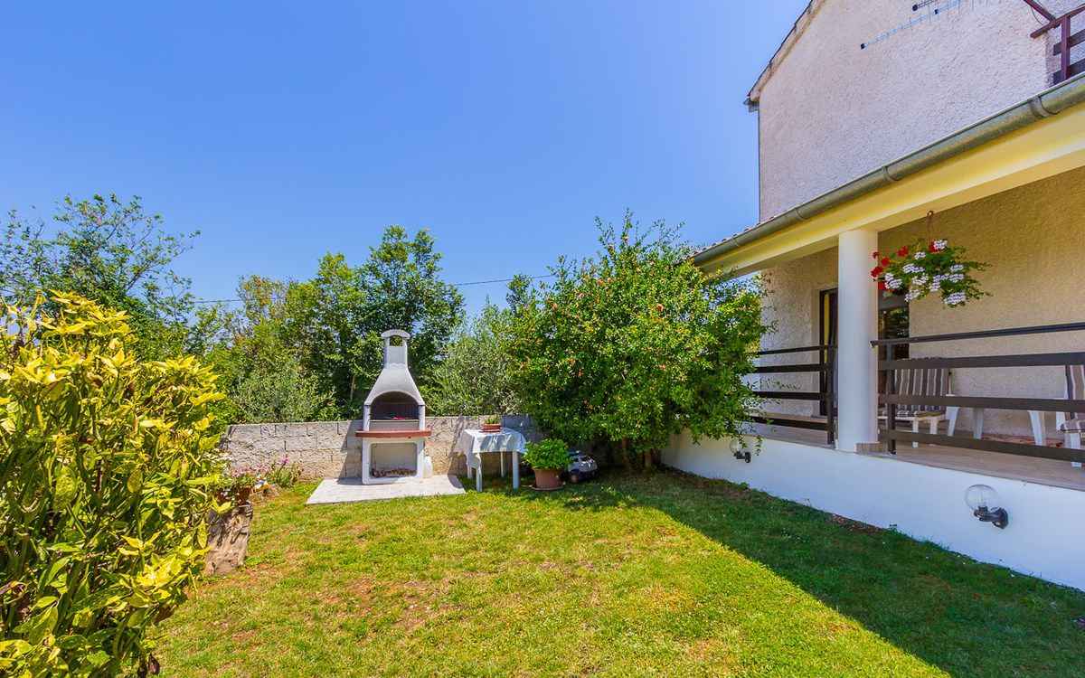 Ferienwohnung mit Terrasse und Garten zur Alleinnu  in Kroatien