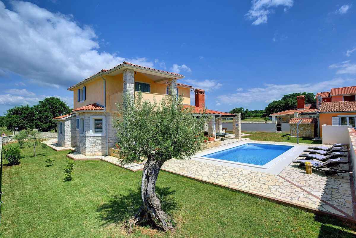 Villa mit Swimmingpool und Sonnenterrasse Ferienhaus in Kroatien