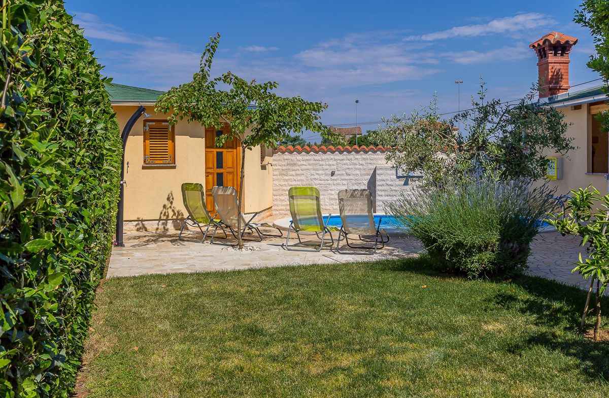 Villa mit Pool und mediterranem Garten Ferienhaus in Kroatien