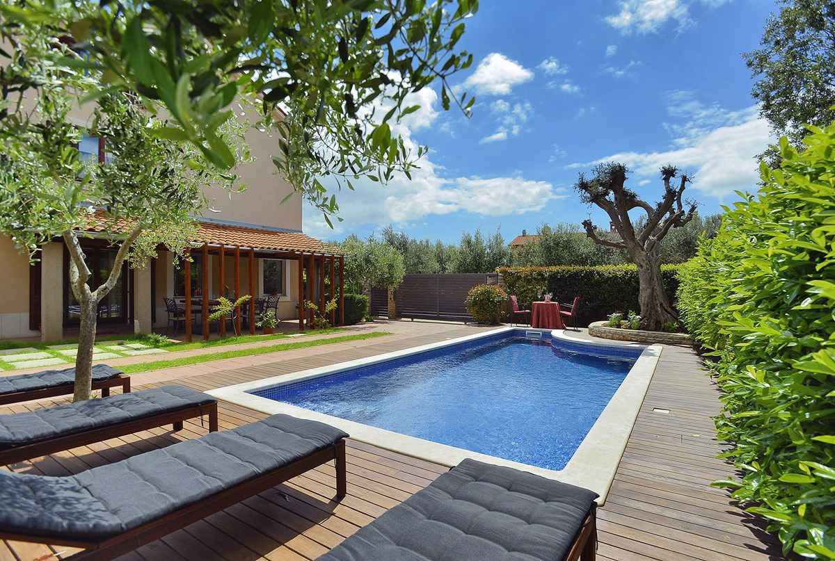 Villa mit Swimmingpool und Fitnessraum Ferienhaus  Liznjan