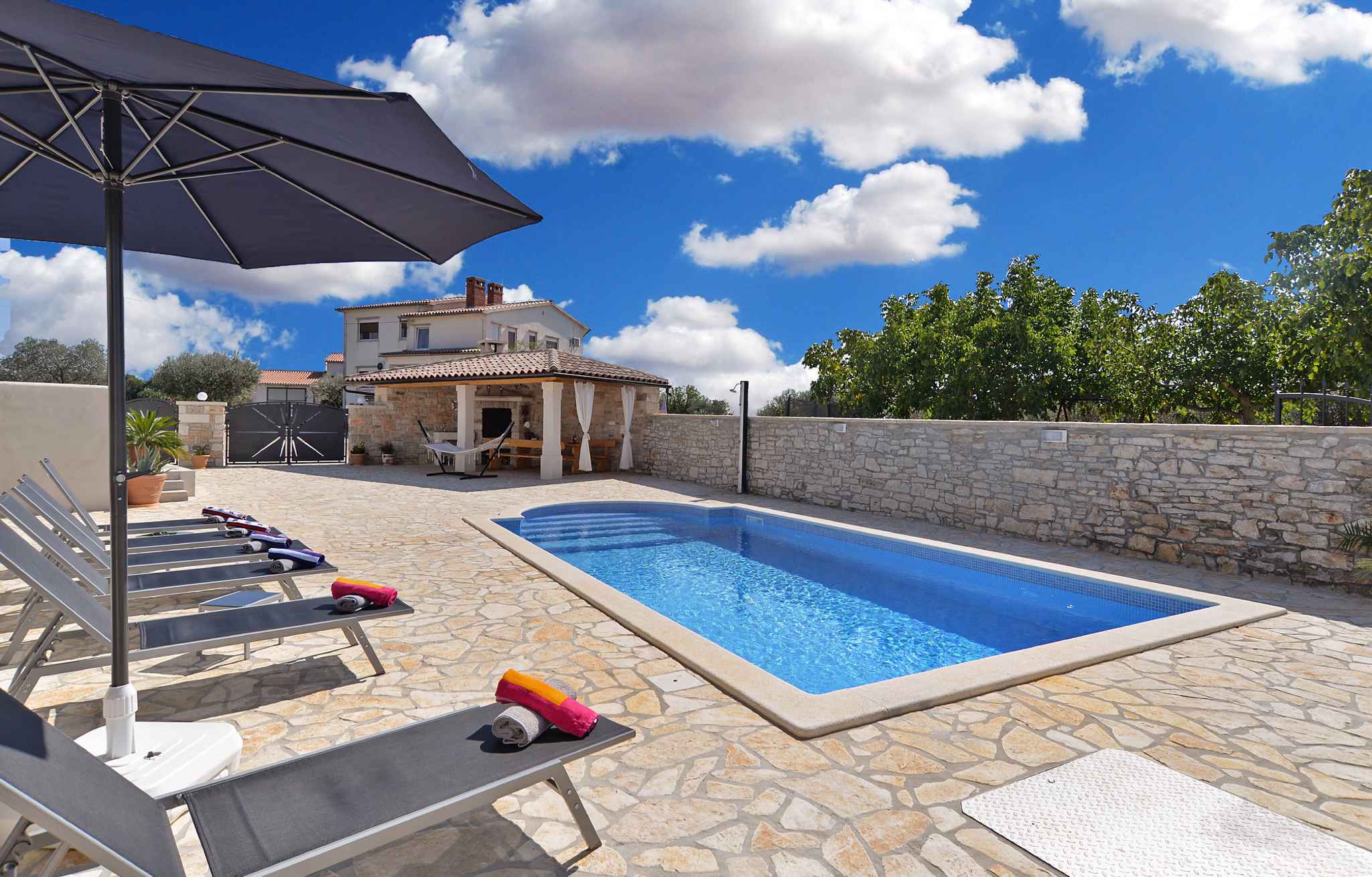 Ferienhaus mit Swimmingpool und Terrasse mit Grill  in Kroatien