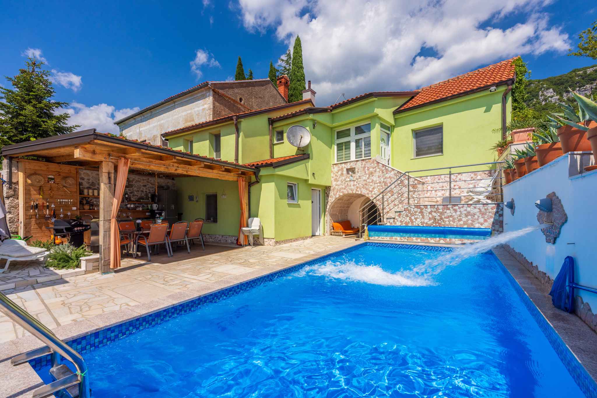 Ferienhaus mit Pool und Grill im Grünen Ferienhaus in Kroatien
