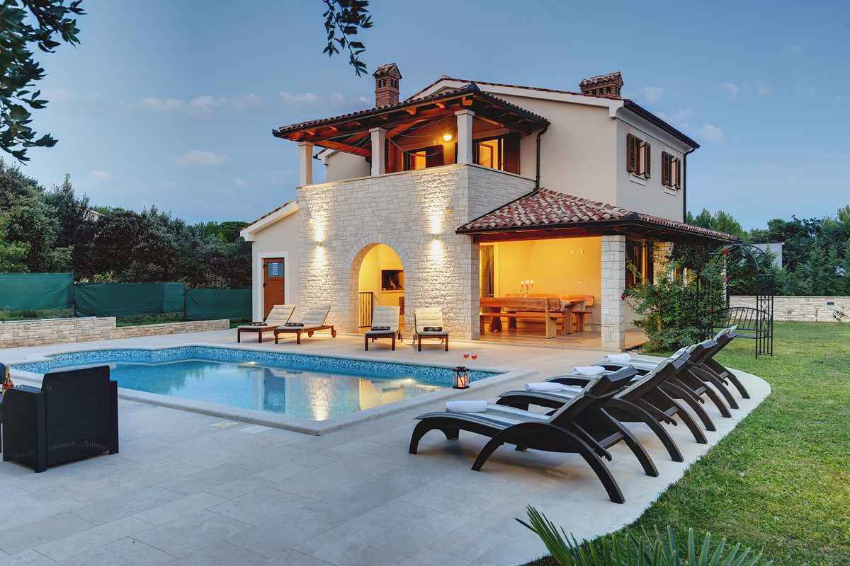 Villa mit Pool und Sonnenterrasse Ferienhaus in Kroatien