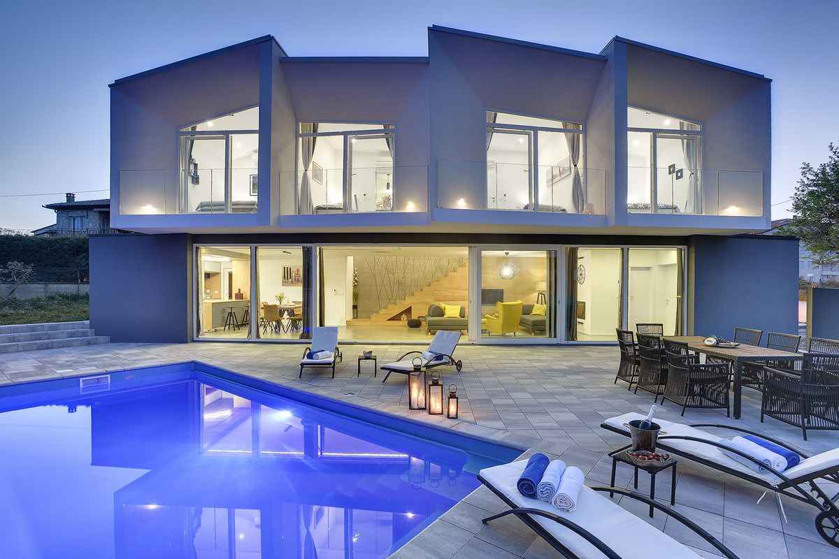 Villa mit Pool und großer Sonnenterrasse Ferienhaus  Liznjan