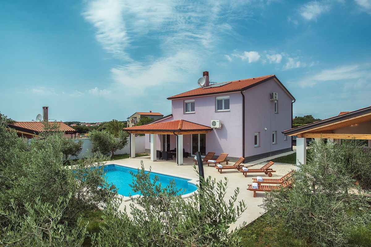 Villa mit Swimmingpool und mediterranem Garten Ferienhaus  Pula