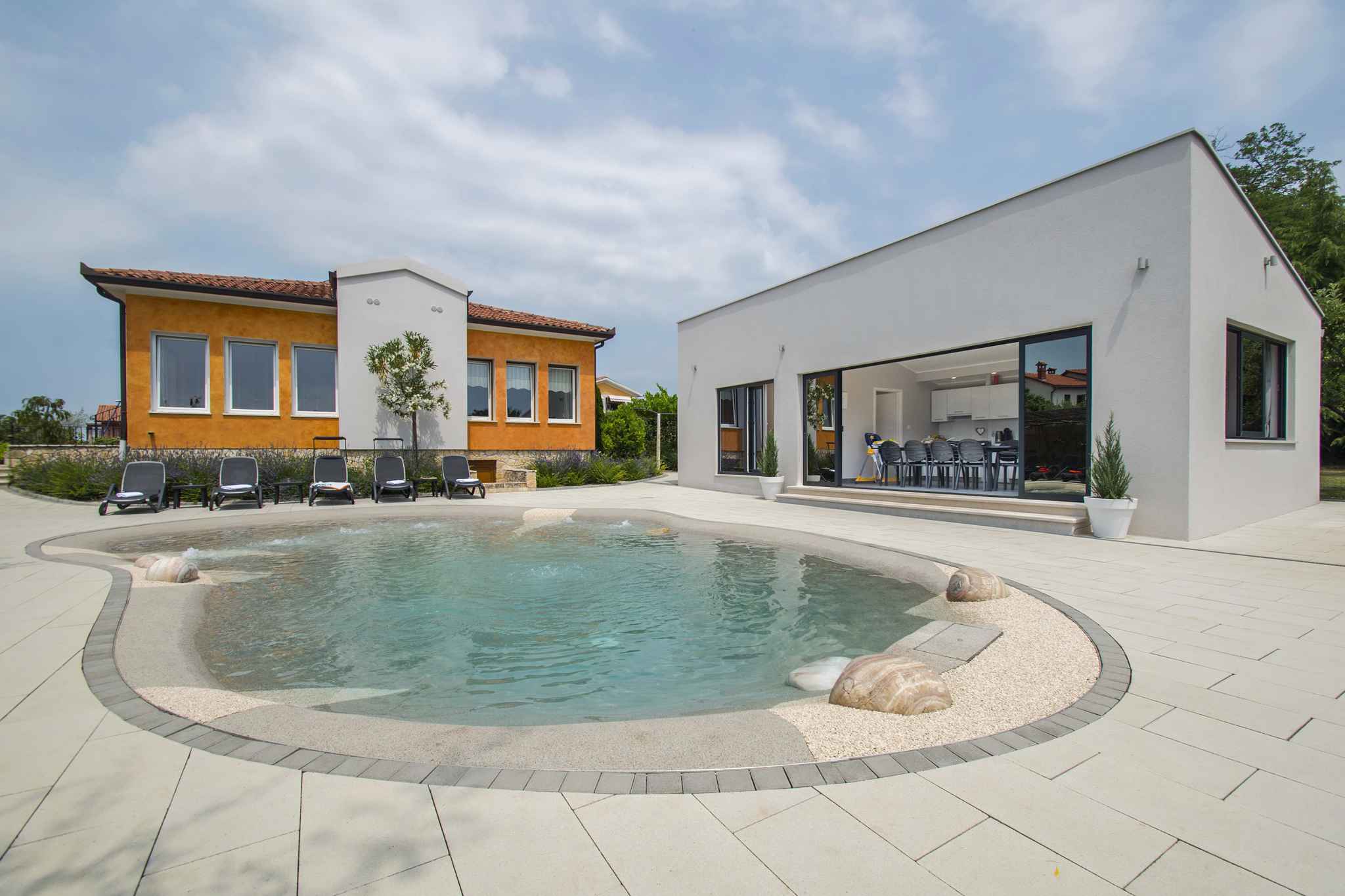 Villa mit Hydromassage-Pool und Kinderspielplatz Ferienhaus in Kroatien