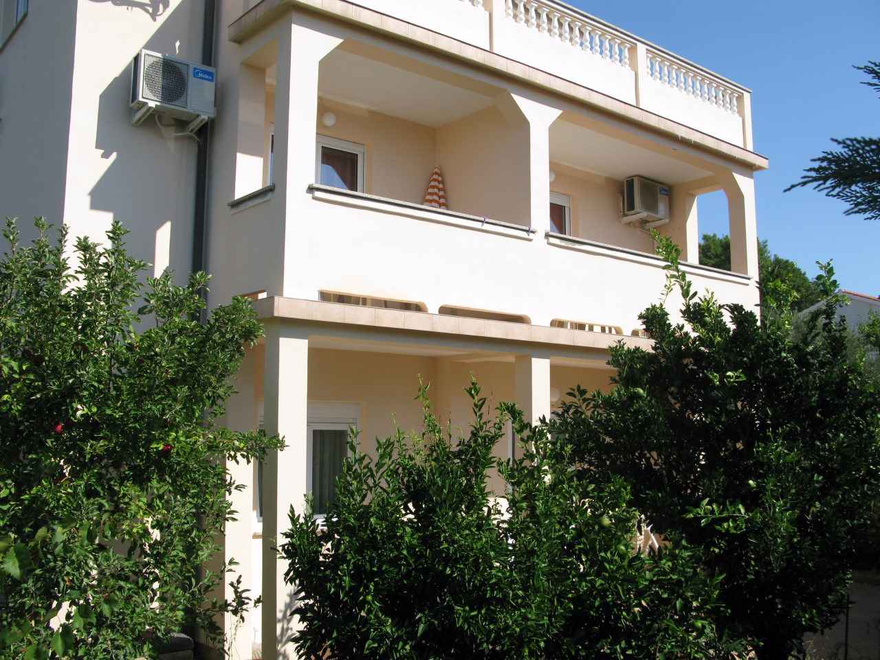 Ferienwohnung mit Balkon und Klimaanlage   Palit