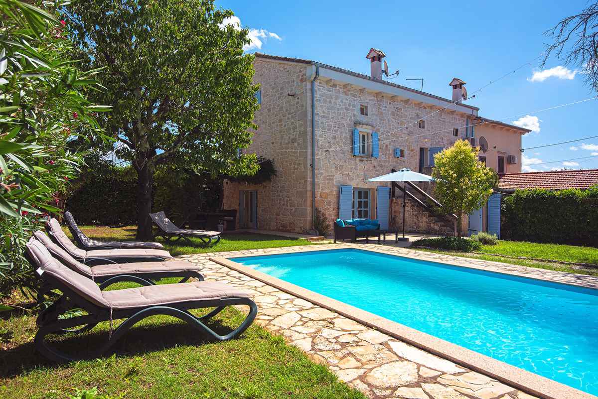 Villa mit Pool und Spielplatz  in Istrien