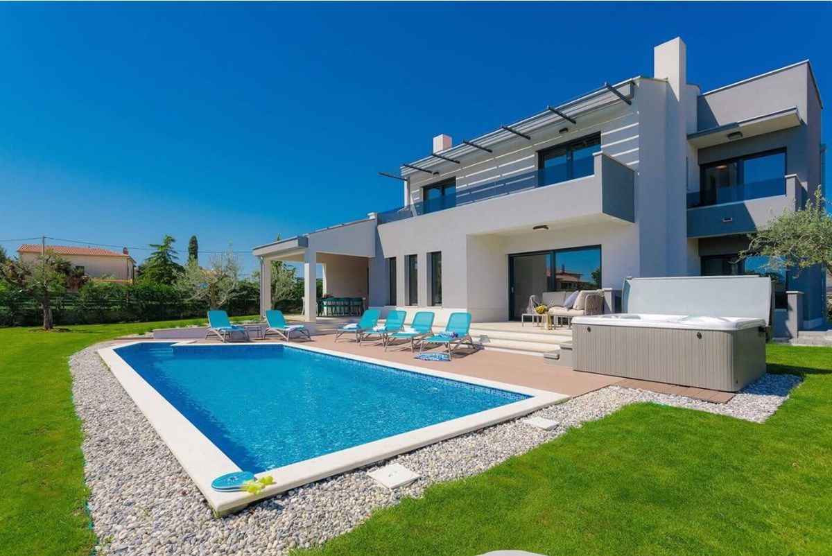 Villa mit Pool, Jacuzzi und Spielfeld Ferienhaus in Istrien