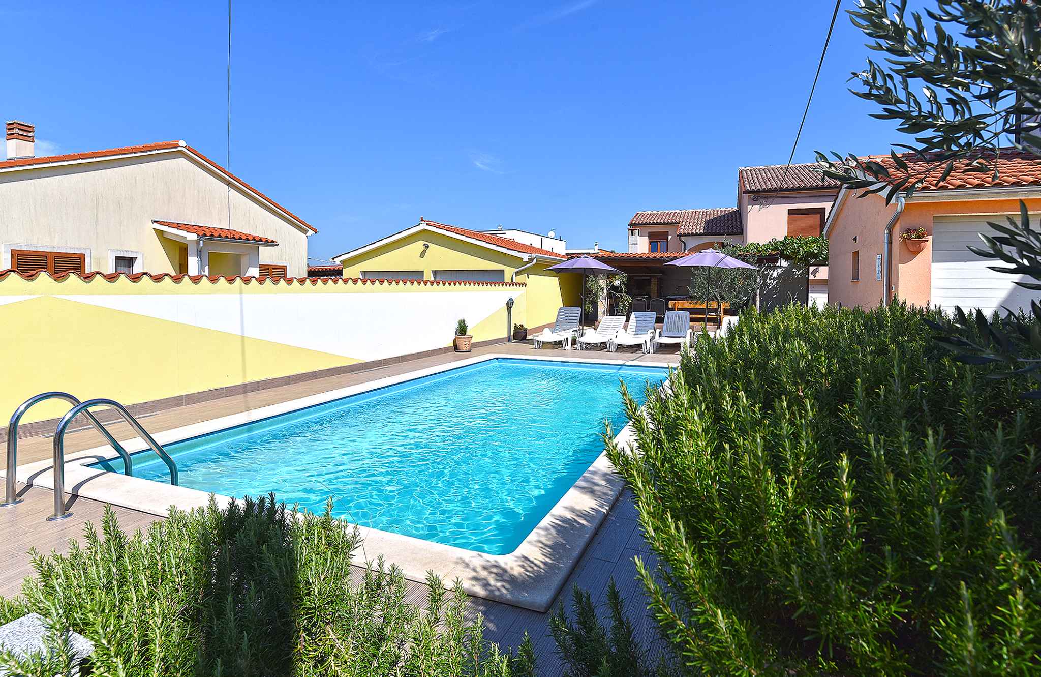 Villa mit Swimmingpool und Spielraum im Garten Ferienhaus 