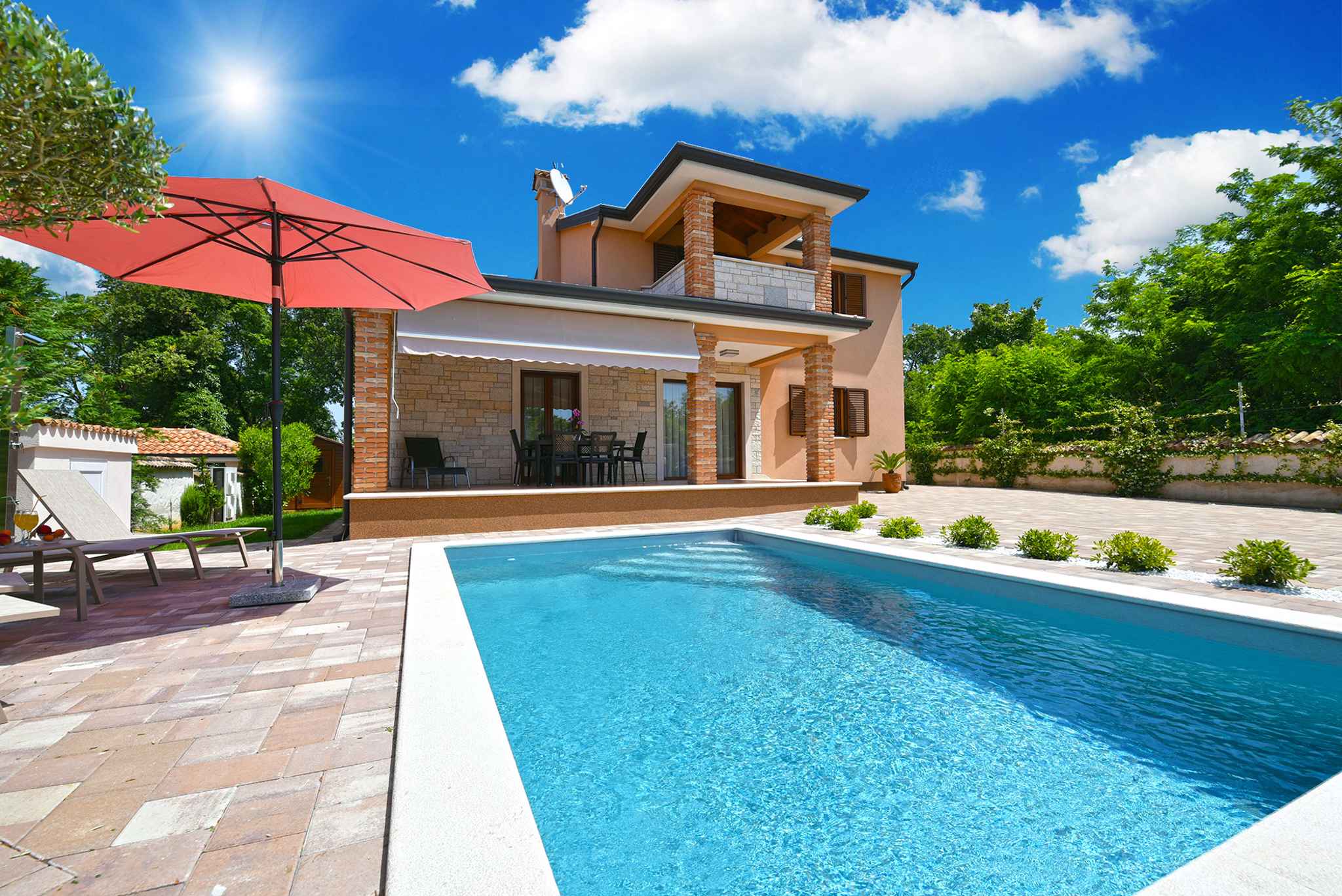 Villa mit Swimmingpool und großer Sonnenterr Ferienhaus 